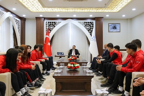 Türkiye Şampiyonalarında Derece Elde Eden Genç Sporcularımız Vali Çelik’i Ziyaret Ettiler