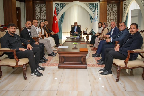 Hakkari ve Yüksekova Yerel Eylem Grubu Derneği Yönetim Kurulu üyeleri, Vali Ali Çelik’i makamında ziyaret ettiler.