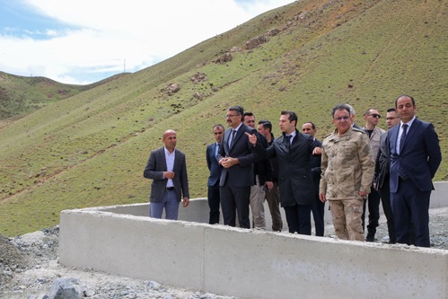 Vali Çelik, Yüksekova Akocak Köyü’nde Yapımı Devam Eden Sokak Hayvanlarının Doğal Yaşam Alanında İncelemelerde Bulundu