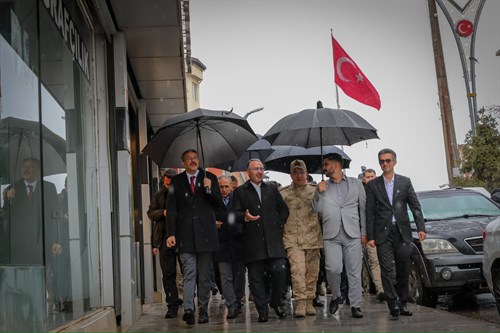 Vali Ali Çelik ve Urmiye Valisi Resul Mukabili, Esnaf ve Vatandaşlarla Buluştu