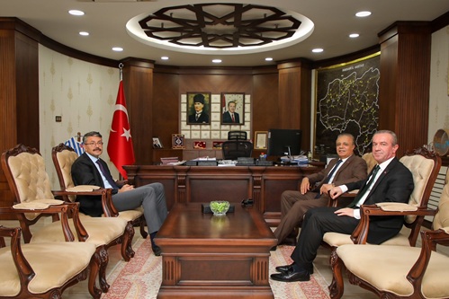 Vali Ali Çelik Ziyaretçilerini Makamında Ağırladı.