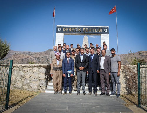 Vali Ali Çelik, Derecik Şehitliği'ni Ziyaret Ederek Şehitlerimizi Yad Etti
